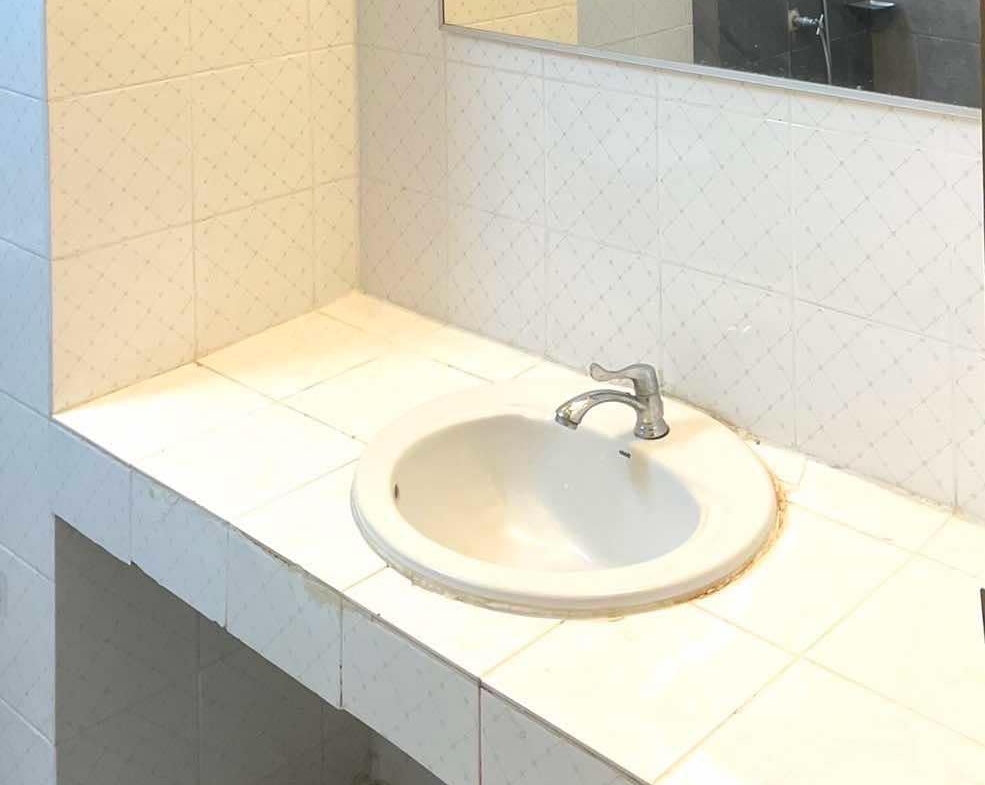 985